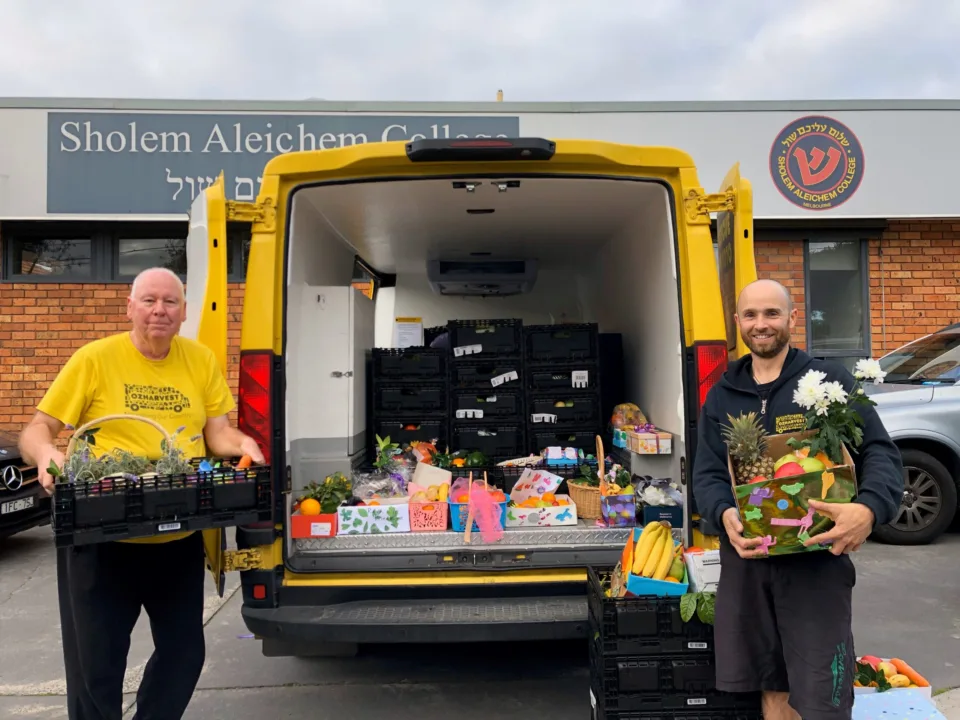 OzHarvest Gold Coast vounteer with Capri Grocer staff holding food crates